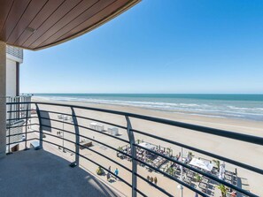A balcony with a view of the beach and ocean. - Apartment on Zeedijk With Stunning Sea View (Koksijde)