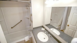 Haartrockner, Handtücher, Seife, Toilettenpapier
