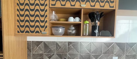 Réfrigérateur, four à micro-ondes, surface de cuisson, cafetiÚre-théiÚre