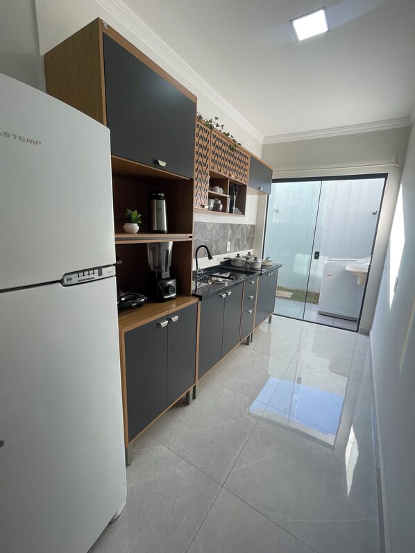 Refrigerador, microondas, placa de cocina, cafetera/tetera