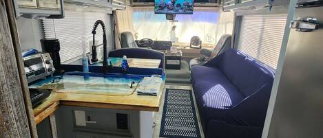 المنشأة من الداخل