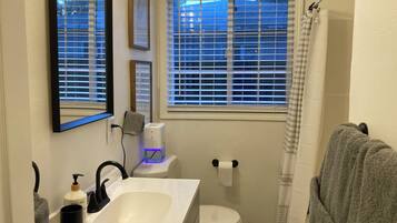 SĂšche-cheveux, serviettes fournies, savon, shampoing