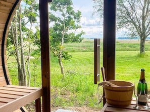 A wooden deck with a bench, a wooden bucket, and a bottle of champagne. - 4 Star Holiday Home in Thisted (Thisted)