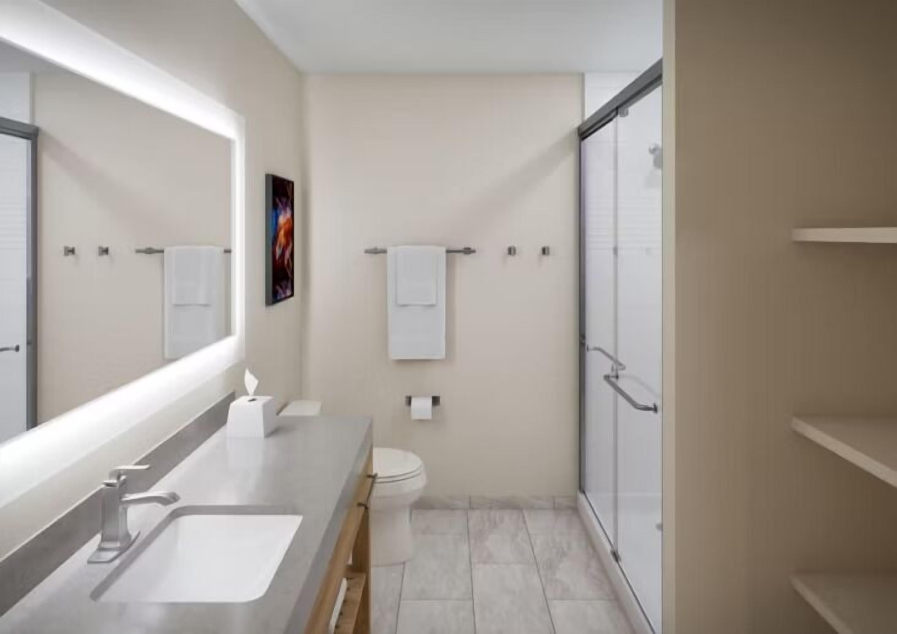 Een moderne badkamer met een grote spiegel, een wastafel, toilet en een douchegedeelte.