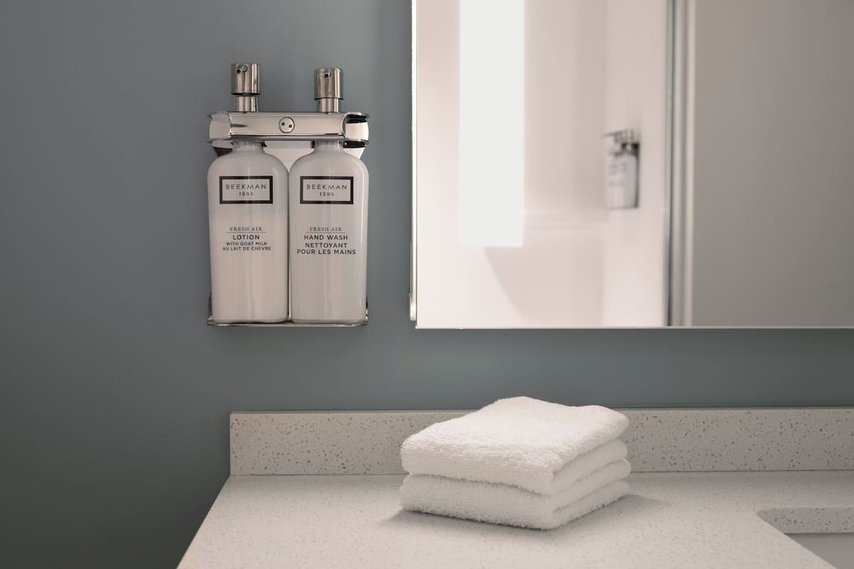 Hydromassage showerhead, towels