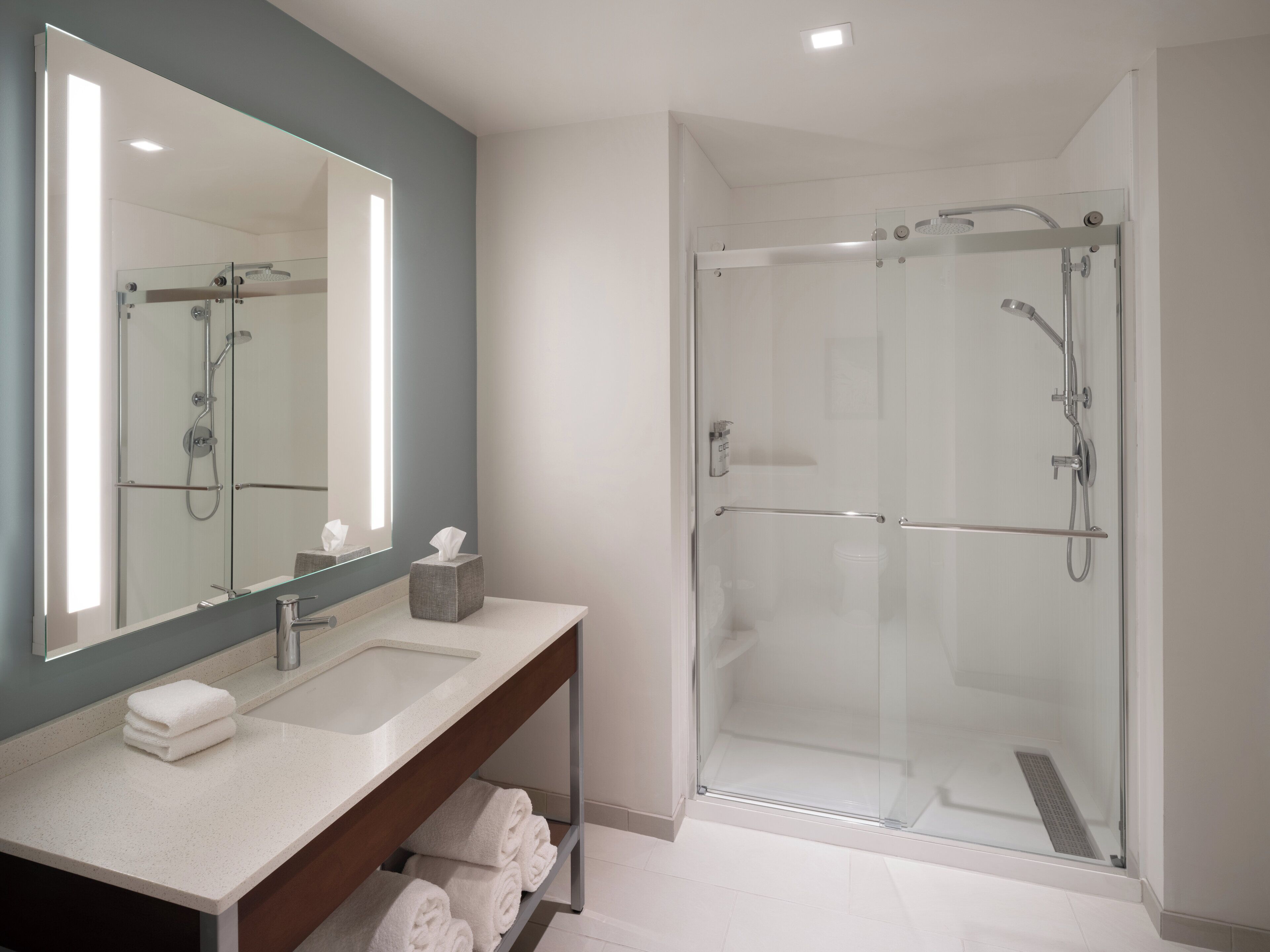 Hydromassage showerhead, towels