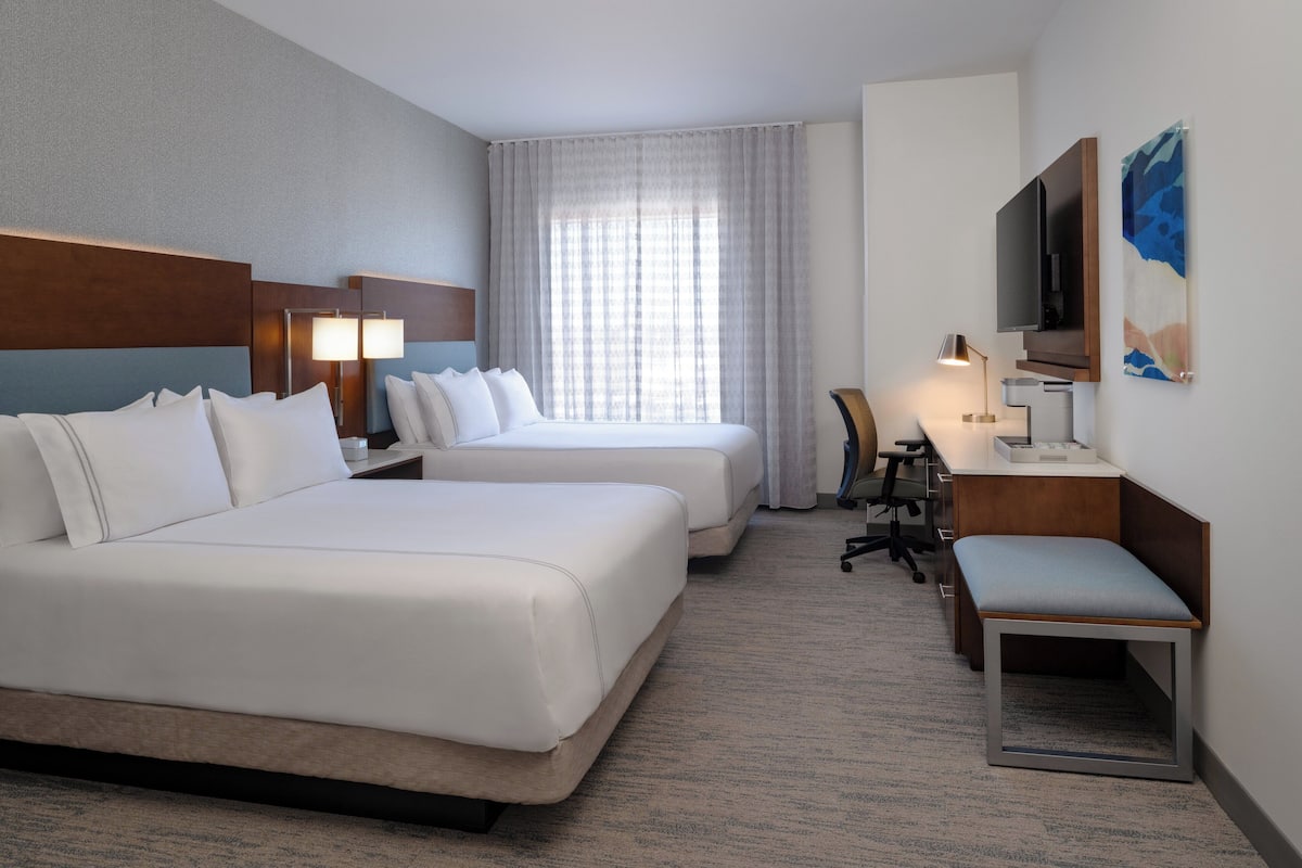 1 bedroom, premium bedding, desk, laptop workspace