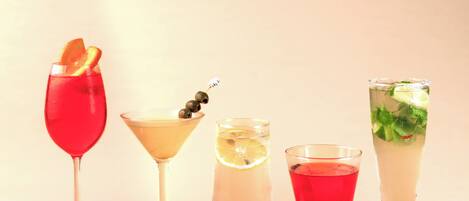 Cinq types de boissons différents, servis dans divers types de verres.