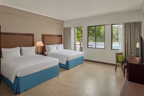 Hypo-allergenic bedding, in-room safe, desk, laptop workspace - Holiday Inn & Suites Batangas Limapark by IHG (Malvar)