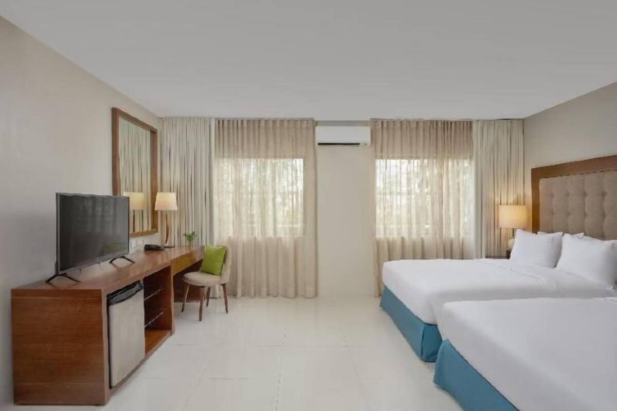 Hypo-allergenic bedding available, in-room safe, desk, laptop workspace