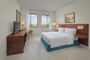 Rom – standard, 1 queensize-seng | Allergitestet sengetøy, safe på rommet og skrivebord