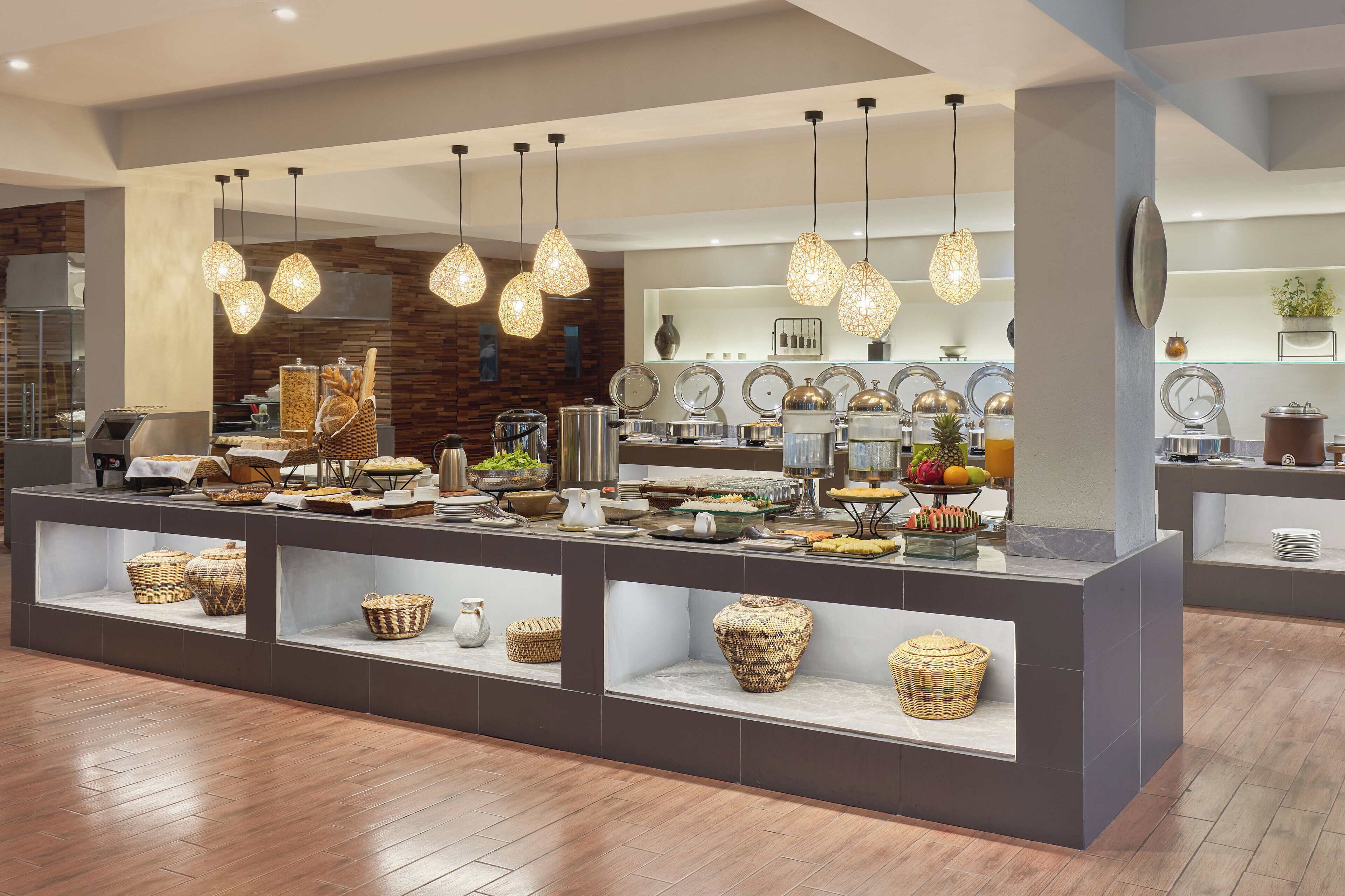 Un espace buffet proposant une variété de plats et agrémenté de paniers décoratifs.