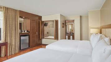 Suite, 2 Queen-Betten, Whirlpool | Allergikerbettwaren, Zimmersafe, Schreibtisch