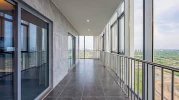 Suite, Mehrere Betten | Schreibtisch, laptopgeeigneter Arbeitsplatz, schallisolierte Zimmer