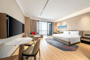 Standard Room, 1 King Bed, Kitchen (Dining) | Desk, laptop workspace, soundproofing, free WiFi - Holiday Inn Express Qidong Economic Zone by IHG (Nantong)