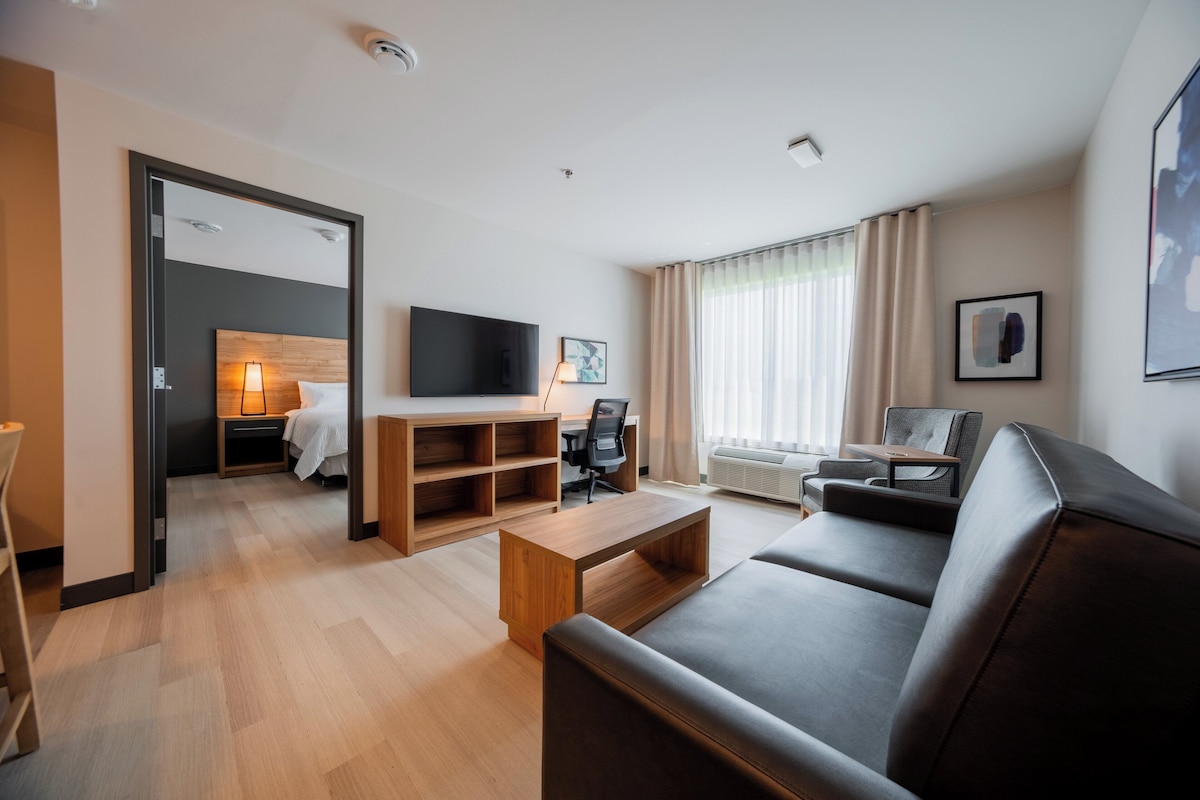 Suite, 1 Bedroom | Desk, laptop workspace, WiFi (free), bed sheets