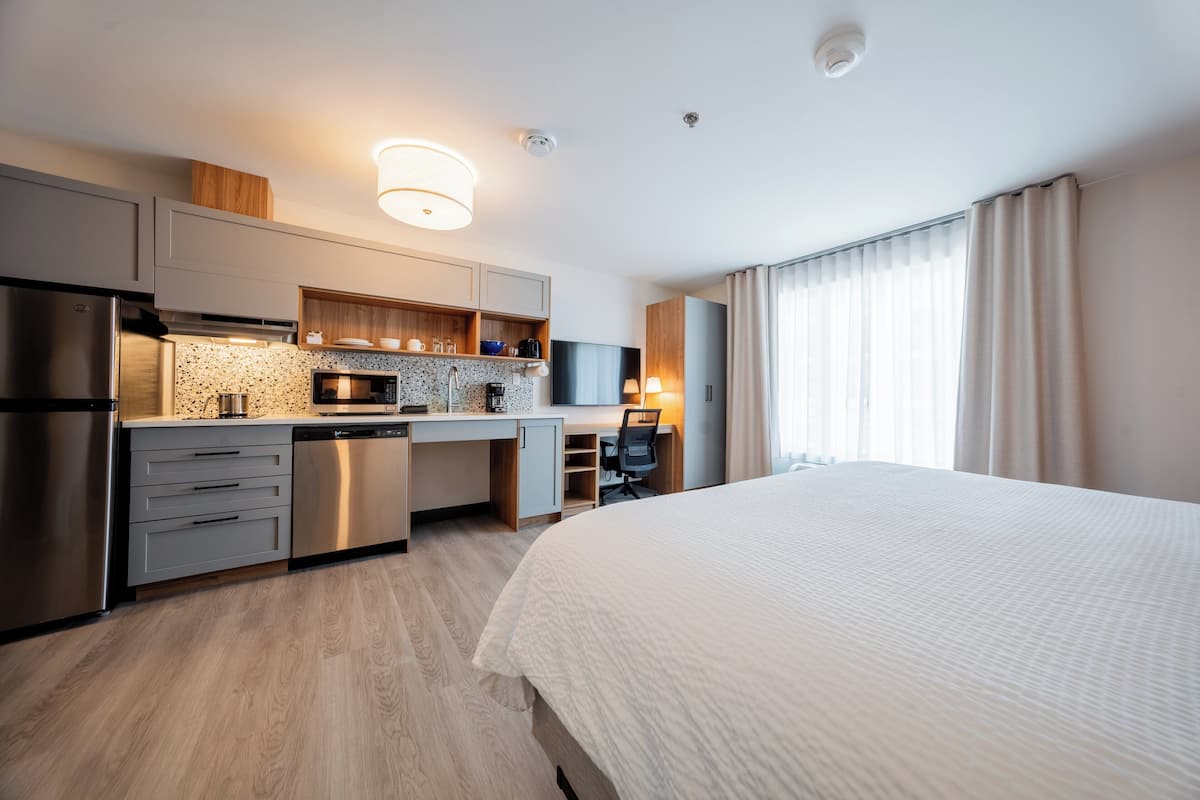Suite estudio, 1 cama King size, acceso para personas con movilidad reducida (Mobility) | Escritorio, espacio para trabajar con laptop y wifi gratis