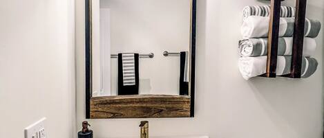 Secador de pelo, toallas, jabón, shampoo