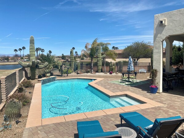 A swimming pool with lounge chairs and cacti. - GORGEOUS Green Valley AZ house & pool in QC GolfResortSUMMER MONTHLY RENTAL ONLY (Green Valley)