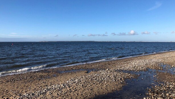 A beach with pebbles and a clear sky. - 6 Person Holiday Home in Struer (Struer)