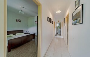 4 bedrooms, travel cot, bed sheets