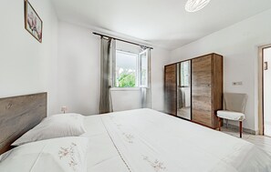 4 bedrooms, travel cot, bed sheets