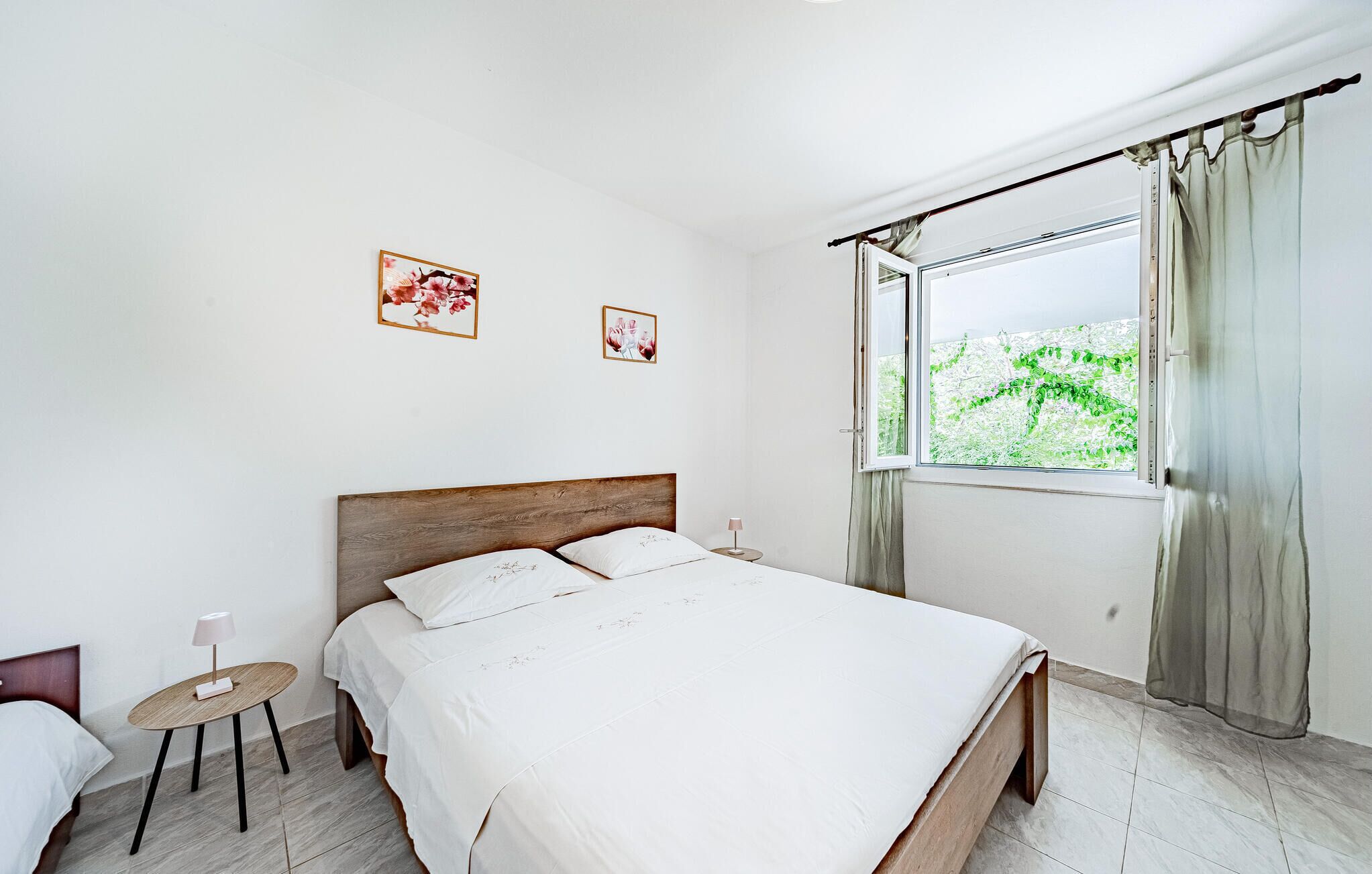 4 室のベッドルーム、旅行用ベビーベッド、ベッドシーツ