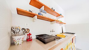 Fridge, oven, stovetop, cookware/dishes/utensils - Nice home in Zrnovo with house sea view (Zrnovo)