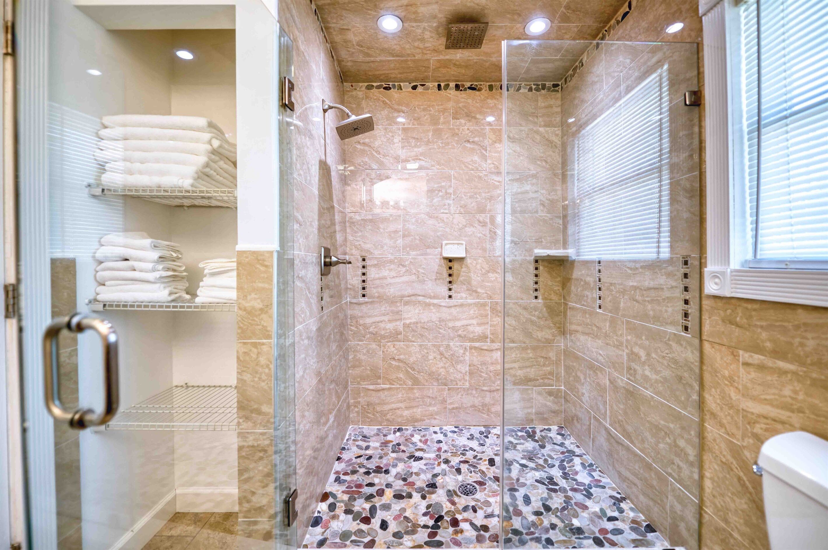 Douche, sèche-cheveux, serviettes fournies