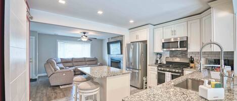 Kjøleskap, mikrobølgeovn, ovn og kokeplater