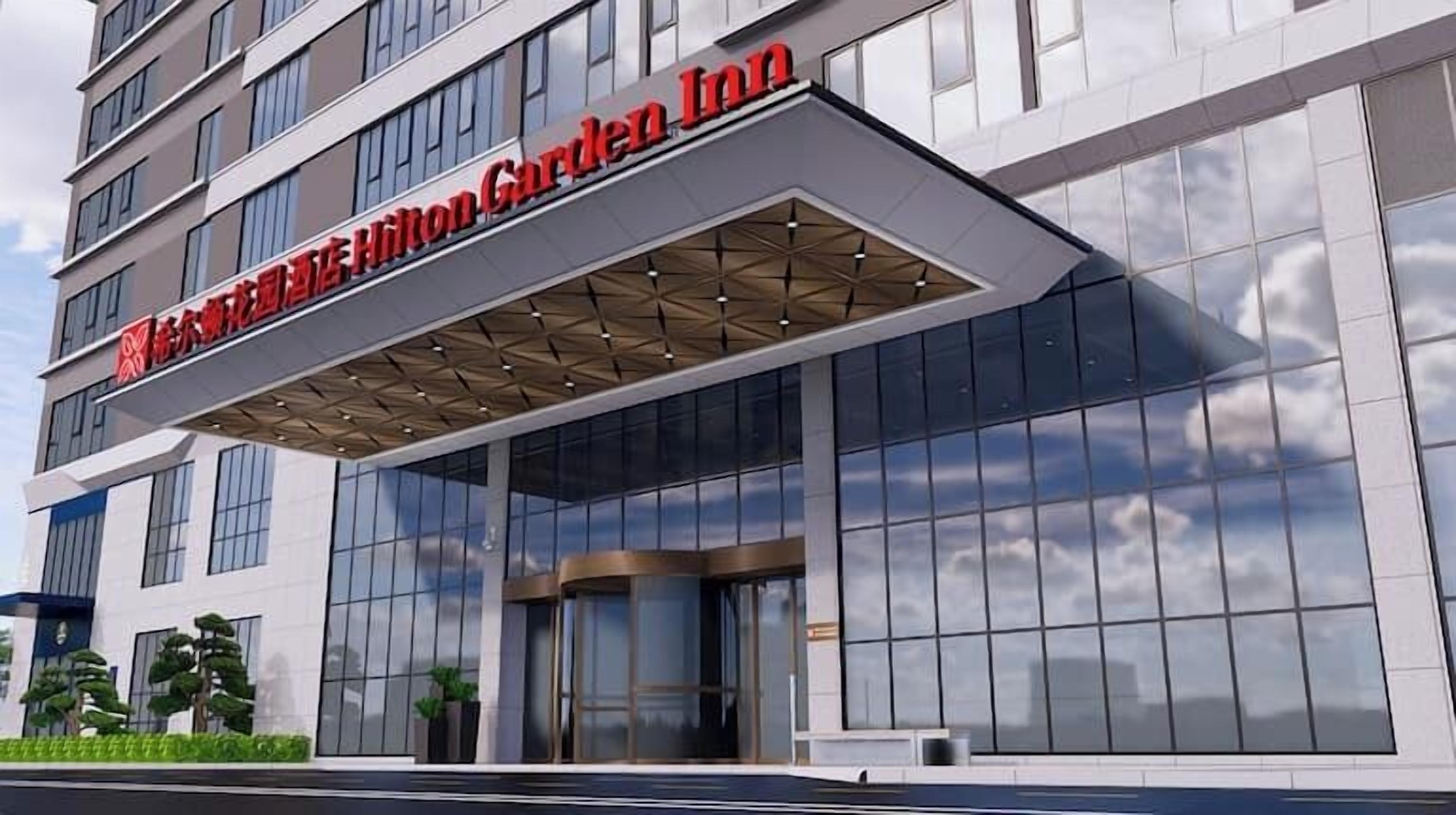 En moderne hotelindgang med et tydeligt skilt for Hilton Garden Inn.