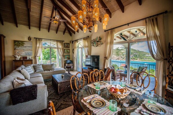 Téléviseur connecté, livres, chaîne audio