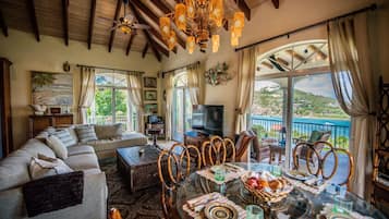 TV connectée, livres, chaîne hi-fi