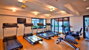 A gym with treadmills, elliptical machines, and a rowing machine. - HOTEL FARIA LIMA, LUXUOSO ALTO PADRÃO (São Paulo)