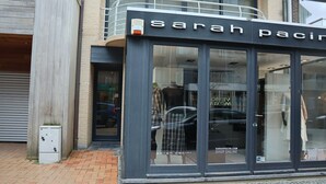 Una vetrina con un cartello che riporta 'Sarah Pacini'.