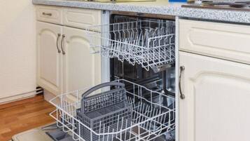 Apartemen | Dapur pribadi | Ketel listrik, pemanggang roti, dan kursi makan untuk bayi