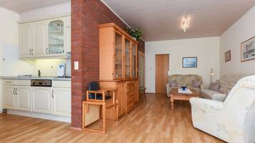 Apartemen | Dapur pribadi | Ketel listrik, pemanggang roti, dan kursi makan untuk bayi