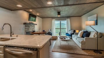 Modern Mountain Escape | Family-Friendly | Stunning Views | Year-Round Pool | Wohnbereich