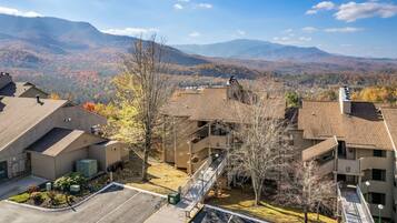 Classic Room, 1 Queen Bed with Sofa bed, Non Smoking, Mountain View | Terrace/patio