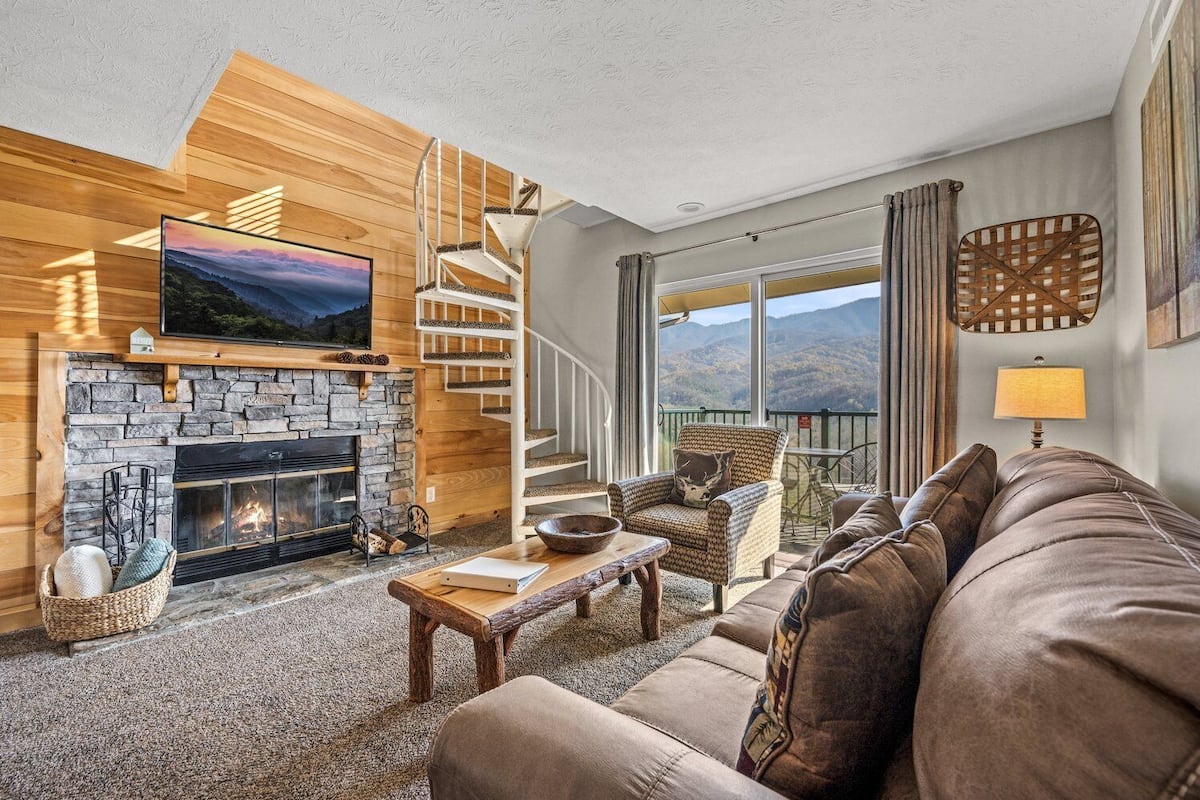 Condo, Multiple Beds, Balcony, Mountain View | Woonruimte