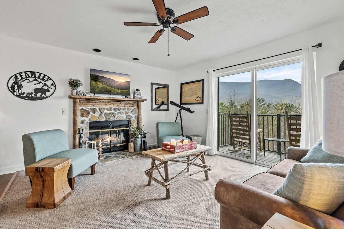 Condo, 1 Queen Bed with Sofa bed, Balcony, Mountain View | Woonruimte