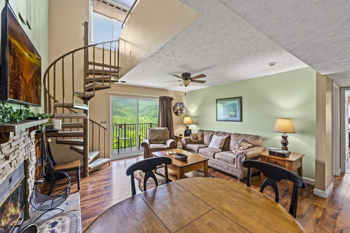 Condo, Balcony, Mountain View | Woonruimte