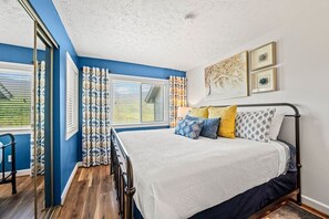 Blessed In The Smokies | Indoor Pool Hot Tub Sleeps 6 Mountain Views | Strykejern/-brett, wi-fi (inkludert) og sengetøy