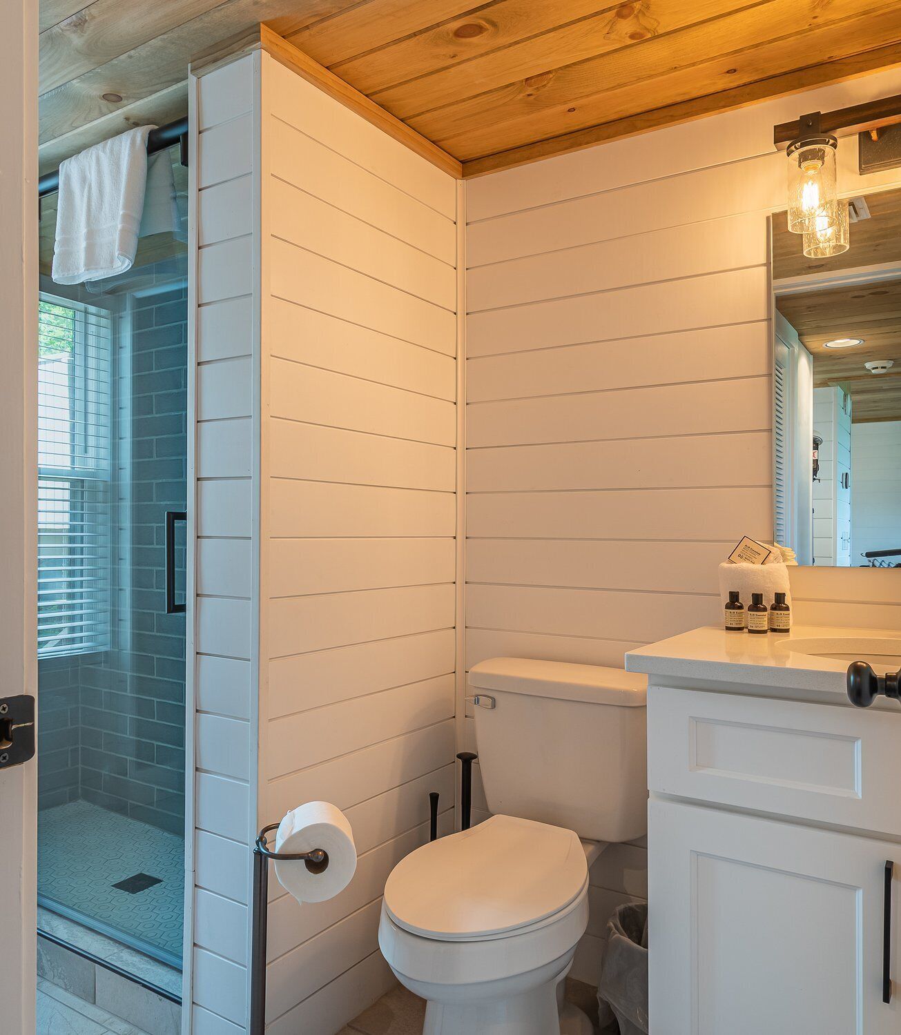 Un bagno con doccia, WC e lavabo.