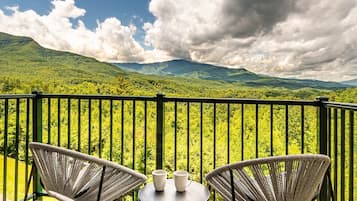 Serenity Bliss | Full Kitchen Mountain Views Indoor Pool Access | Terrasse/Patio