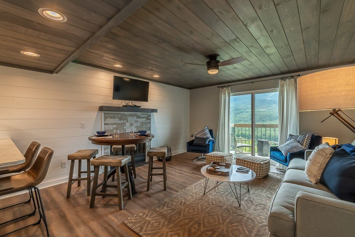 Modern Mountain Escape | Family-Friendly | Stunning Views | Year-Round Pool | Área de estar