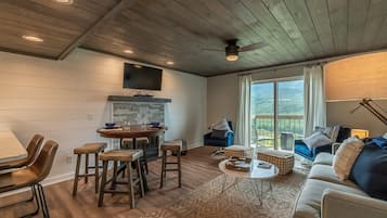 Modern Mountain Escape | Family-Friendly | Stunning Views | Year-Round Pool | Área de estar