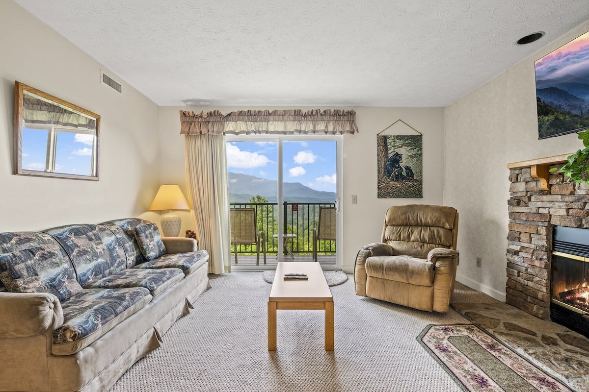 Condo, 1 Queen Bed with Sofa bed, Balcony, Mountain View | Woonruimte
