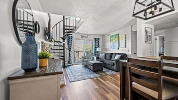Blessed In The Smokies | Indoor Pool Hot Tub Sleeps 6 Mountain Views | Área de estar