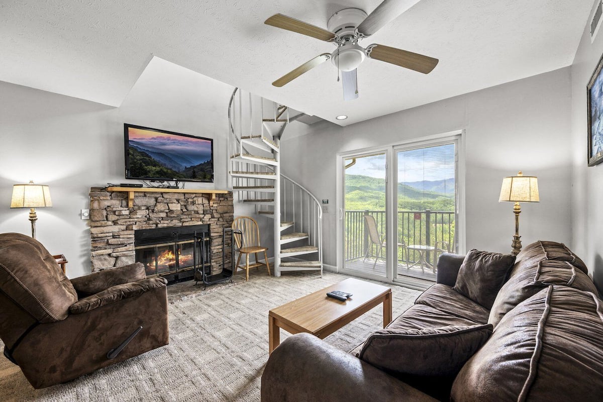 Condo, Balcony, Mountain View | Woonruimte